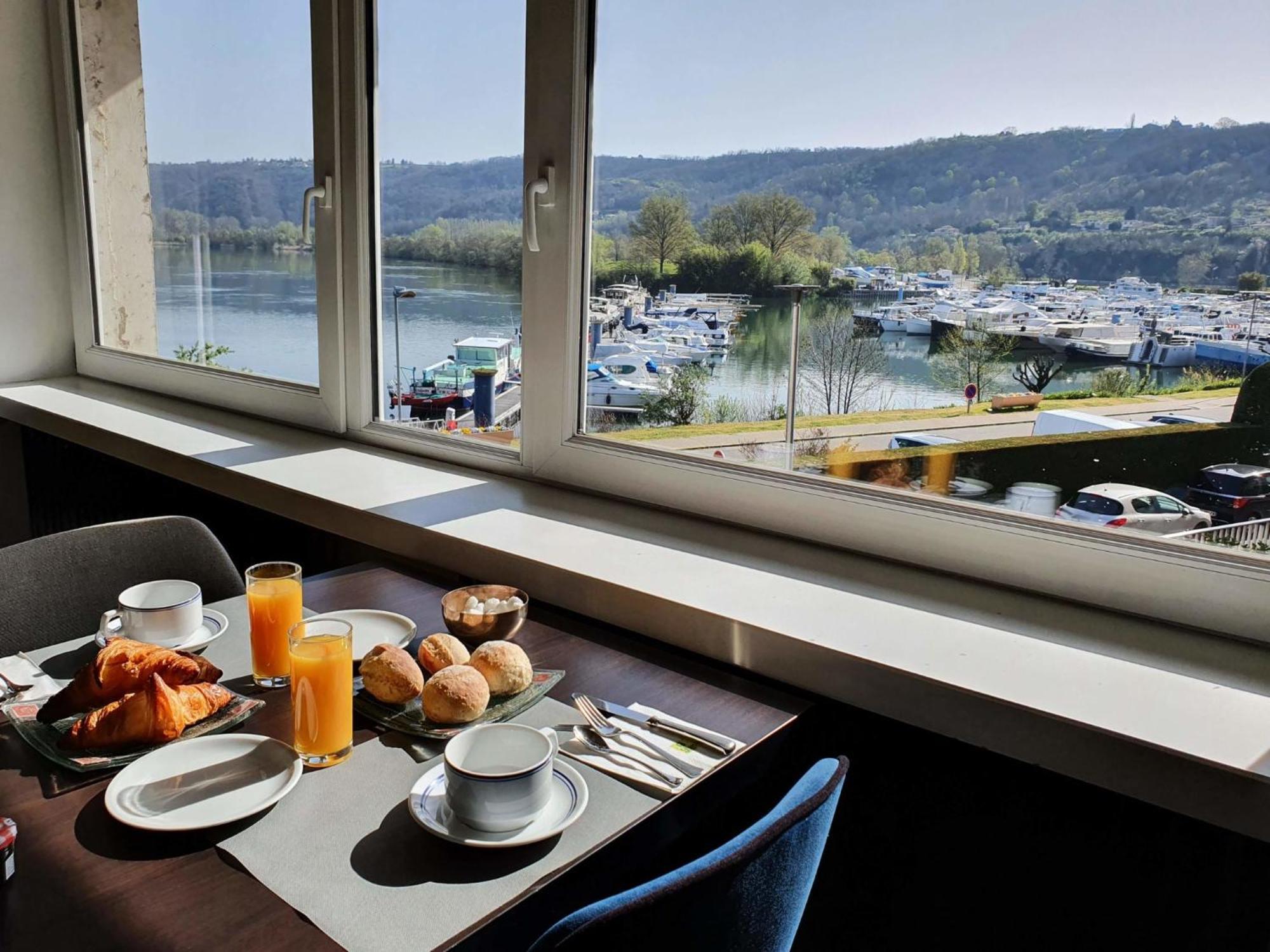 Hotel Le Bellevue Les Roches-de-Condrieu Екстериор снимка